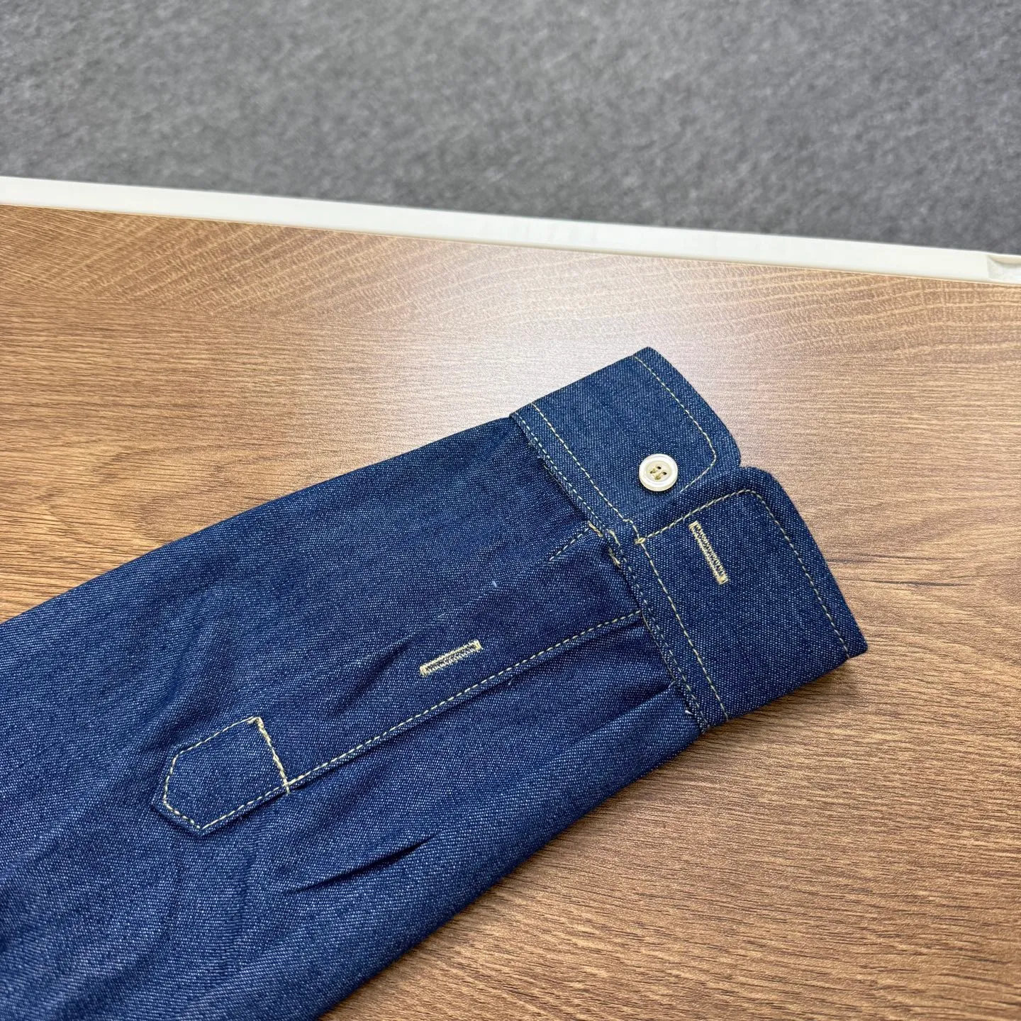 P220 💰Model No. B23 Ralph Lauren/Ralph Lauren classic color small label couple style washed denim long-sleeved shirt 1️⃣Made of high-quality denim fabric, the upper body is soft and comfortable, extremely delicate, has a solid, smooth and soft feel, and the fabric does not wrinkle, and the feel is invincible. The details are handled perfectly! 2️⃣Adopting the washing process, the workmanship details are perfectly controlled. They are all hemmed with vest technology, and the insides of the sleeves are also used. Different from the four-needle and five-thread workmanship, the collars are also all designed with interlining, showing high-end fashion and individuality, and the style is fashionable, simple and elegant! 3️⃣It is very youthful and energetic, and can be easily worn by both men and women. It is very in line with the fashion aesthetic concepts of today's young people! Color: Dark Blue Sizes: S, M, L, XL